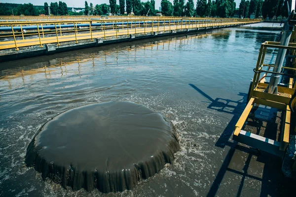 排水処理プラントにおける下水の通気および生物学的浄化用タンク — ストック写真