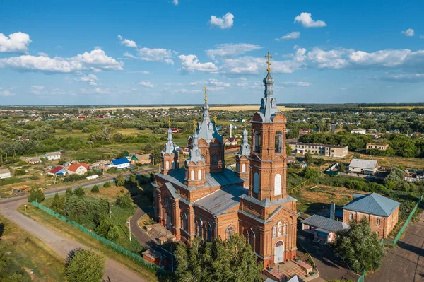 Flygbild över den gamla ortodoxa kyrkan ärkeängeln Mikael nära Bityug-floden i Tambov-regionen — Stockfoto