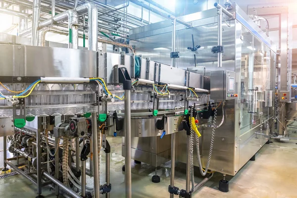 음료 공장 내부의 플라스틱 병에 주스를 병에 담는 자동화 된 산업용 공작 기계 컨베이어 장비 — 스톡 사진
