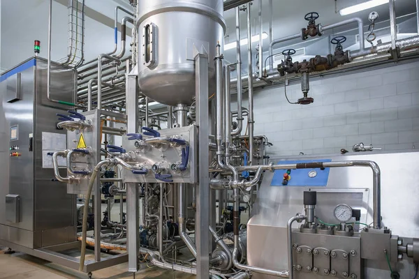 Planta de producción de bebidas o equipos de fábrica, tanques de acero o depósitos y tuberías con sistema de control automatizado —  Fotos de Stock