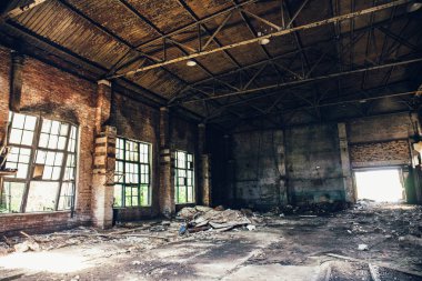 Terk edilmiş harap sanayi depo veya fabrika binası, perspektif, harabeve ve yıkım kavramı ile koridor görünümü