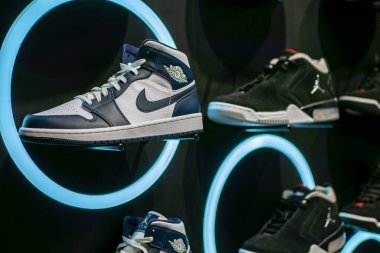 Voronej, Rusya - Circa Temmuz 2019: Nike Air Jordan spor ayakkabıları - spor ve yaşam tarzı ayakkabıları mağazada. Ürdün marka - Nike tarafından ünlü spor giyim şirketi