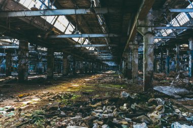 Terk edilmiş harap sanayi depo veya fabrika binası, perspektif, harabeve ve yıkım kavramı ile koridor görünümü