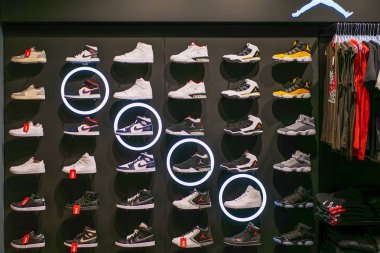 Voronej, Rusya - Circa Temmuz 2019: Nike Air Jordan spor ayakkabıları - spor ve yaşam tarzı ayakkabıları mağazada. Ürdün marka - Nike tarafından ünlü spor giyim şirketi