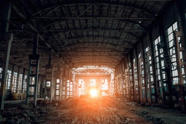 Endüstriyel ambar ya da hangarın yıkıntıları yeniden yapılanma sürecinde