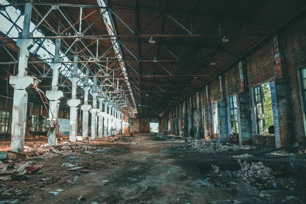 Dramático edificio industrial arruinado y abandonado, vista escalofriante del pasillo, perspectiva — Foto de Stock