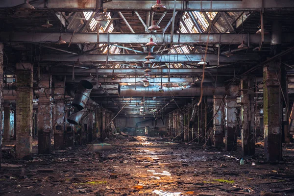 劇的な破壊と放棄された産業建物、不気味な廊下の眺め、視点 — ストック写真