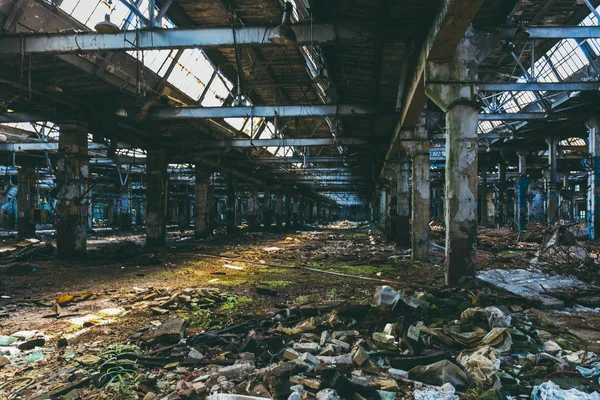 Abandonado armazém industrial em ruínas ou construção de fábrica, vista corredor com perspectiva, ruínas e conceito de demolição — Fotografia de Stock