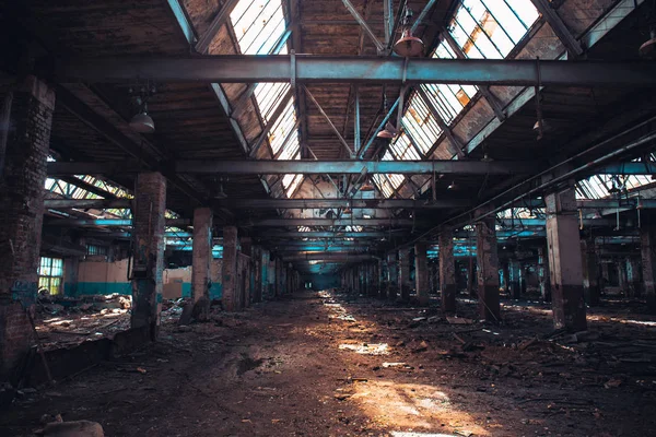 Dramatická zničená a opuštěná průmyslová budova, pohled na strašidelný koridor — Stock fotografie