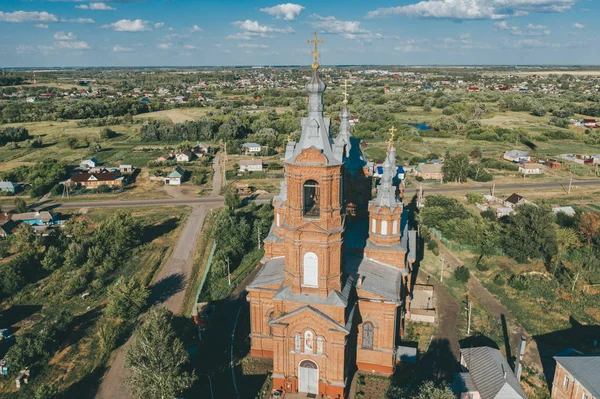 Flygbild över den gamla ortodoxa kyrkan ärkeängeln Mikael nära Bityug-floden i Tambov-regionen. Byggnadsår 1909 — Stockfoto