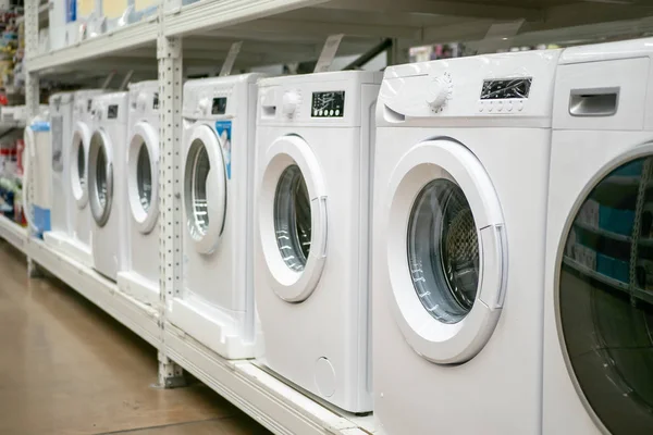 Fila de lavadoras en centro comercial o tienda, enfoque selectivo —  Fotos de Stock