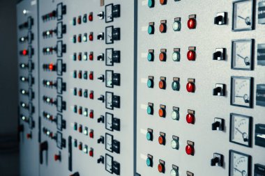 Üretim makinelerinde düğmeli kontrol paneli, yakın çekim