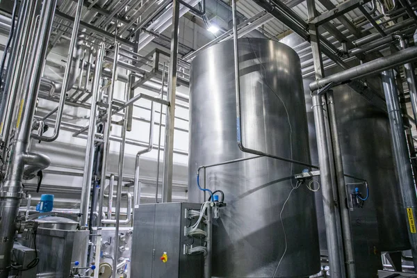 现代啤酒厂的不锈钢酿造设备、铁储罐或储罐和管道。啤酒厂生产理念、产业背景 — 图库照片