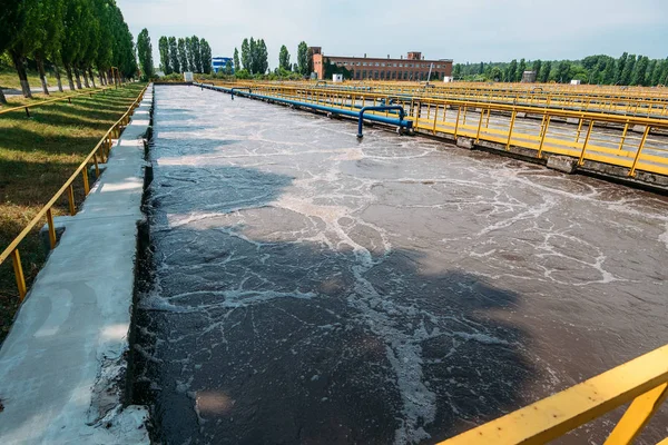 Tanques ou reservatórios para o líquido de depuração de águas residuais com lamas na moderna estação de tratamento de águas residuais — Fotografia de Stock