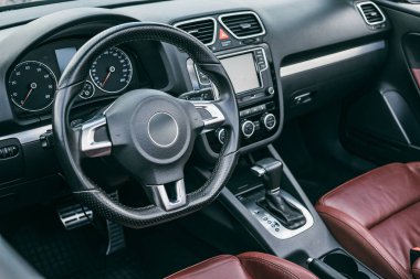 Gösterge paneli, direksiyon simidi ve deri koltuklar ile lüks otomobil iç, yakın