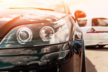 Güneş ışığında ayarlı spor araba farı veya far