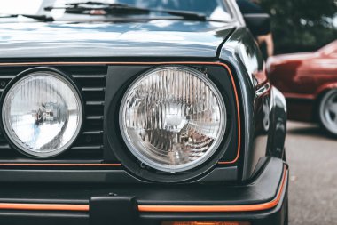 Ayarlanmış eski spor araba farı veya far, yakın