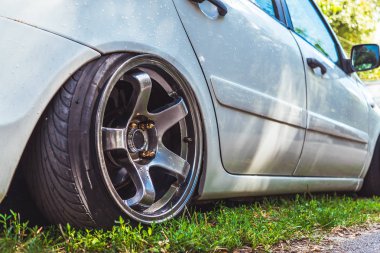 Lowrider özel ayarlı spor otomobil tekerleği küçük lastik lastik ve büyük disk ile