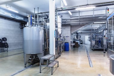 Endüstriyel fabrika iç, çelik boru hatları, takım ekipmanları ile içecek üretiminde tüpler