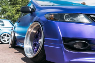 Lowrider özel ayarlı spor otomobil tekerleği küçük lastik lastik ve büyük disk ile