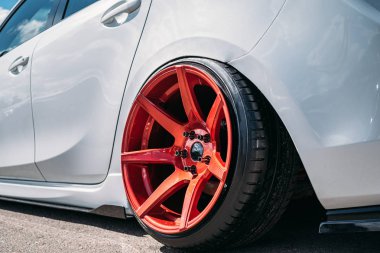 Lowrider özel ayarlı spor otomobil tekerleği küçük lastik lastik ve büyük disk ile