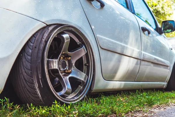 Rueda de coche deportivo sintonizado personalizado Lowrider con neumático de goma pequeño y disco grande —  Fotos de Stock