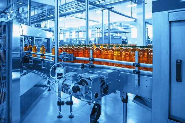 Cinta transportadora, jugo en botellas en planta de bebidas o interior de fábrica en color azul, línea de producción industrial —  Fotos de Stock