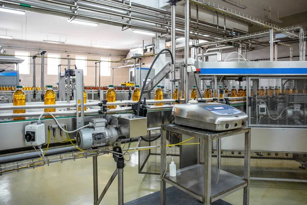 Sabuk pembawa atau lini produksi jus pada pabrik minuman atau pabrik, modern peralatan industri terkomputerisasi — Stok Foto