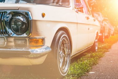 Güneş ışığında özel ayarlı klasik retro lowrider araba far yakın