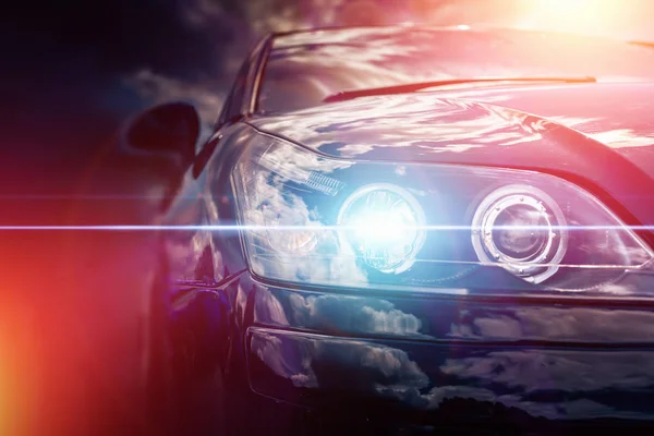 Phare de voiture moderne avec effet de lumière bleue et effets de lumière rouge — Photo