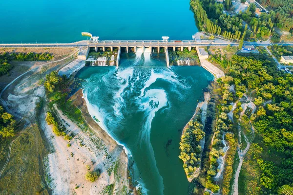 Vista panorámica aérea de la presa de hormigón en el embalse con agua corriente, central hidroeléctrica, tiro con dron —  Fotos de Stock