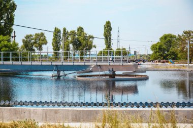 Atıksu arıtma tesisinde kanalizasyonun arıtılması ve biyolojik arıtılması için tanklar