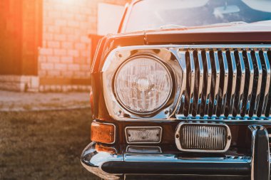 Güneş ışığında özel ayarlı klasik retro lowrider araba far yakın