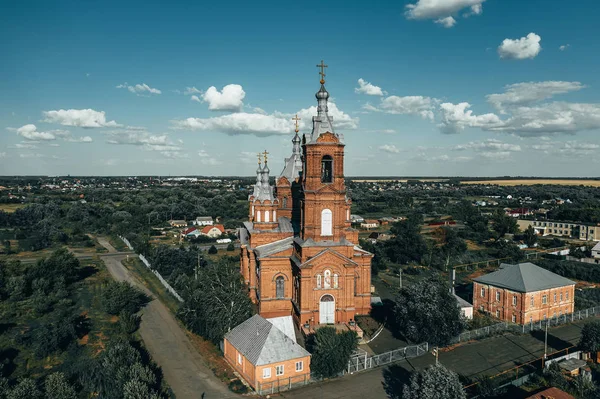 Veduta aerea dell'antica chiesa ortodossa dell'Arcangelo Michele vicino al fiume Bityug nella regione di Tambov — Foto Stock