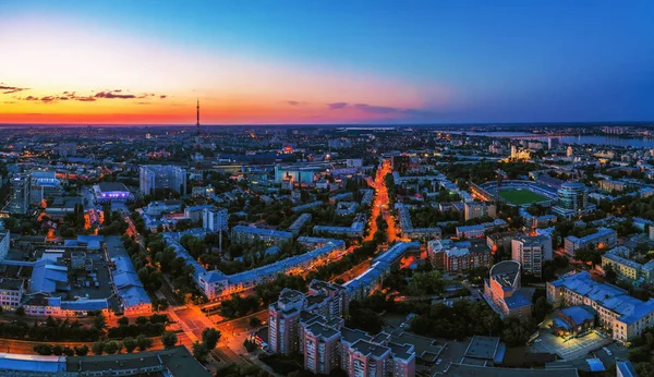 Vista aérea del tráfico de automóviles en la intersección de carreteras en la noche ciudad europea centro o centro, dron disparado desde arriba —  Fotos de Stock