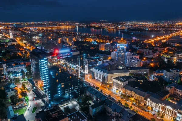 Widok z lotu ptaka nocnego miasta Woroneż Midtown lub centrum Panorama z nowoczesnymi budynkami, drone strzał z góry — Zdjęcie stockowe
