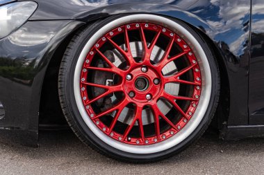 Lowrider özel ayarlı spor otomobil tekerleği küçük lastik lastik ve büyük disk ile