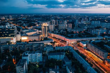 Modern binalar ile gece Avrupa kenti Voronej şehir merkezi veya merkezi panorama havadan görünümü, yukarıdan drone atış