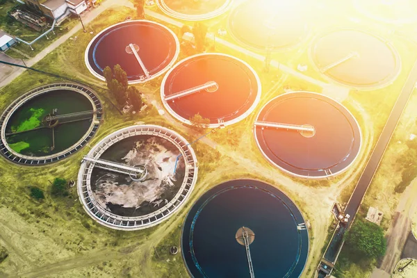 Modern air limbah perkotaan dan pengolahan limbah pabrik, udara atas pandangan dari drone efek sinar matahari — Stok Foto