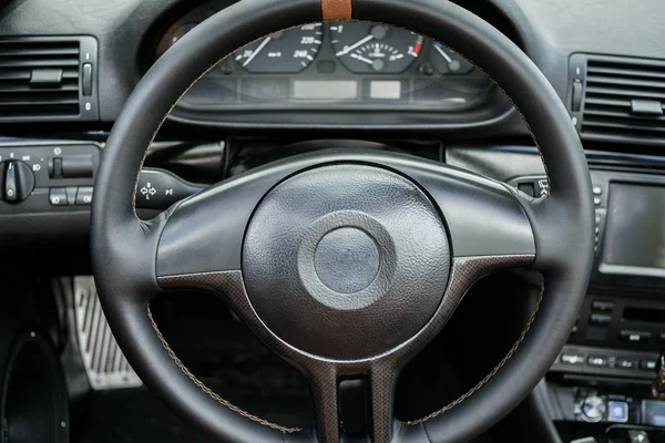 Luxe auto interieur met dashboard, stuurwiel en lederen zetels, close-up — Stockfoto