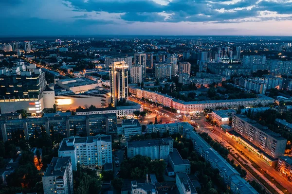 Letecký pohled na noční, Evropské město Voronezh nebo prostřední Panorama s moderními budovami, jeden z nich vystřelen shora — Stock fotografie