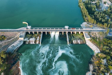 Akan su, hidroelektrik santrali, drone shot ile rezervuar beton Barajı havadan panoramik görünümü