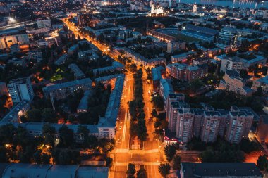 Yukarıdan gece şehir panoraması, ışıklı yollar ve trafik ile gün batımından sonra şehrin havadan görünümü, binalar, drone fotoğraf