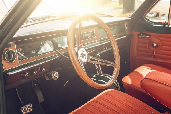 Interior clásico del coche retro o vintage con volante en la luz del atardecer, primer plano — Foto de Stock