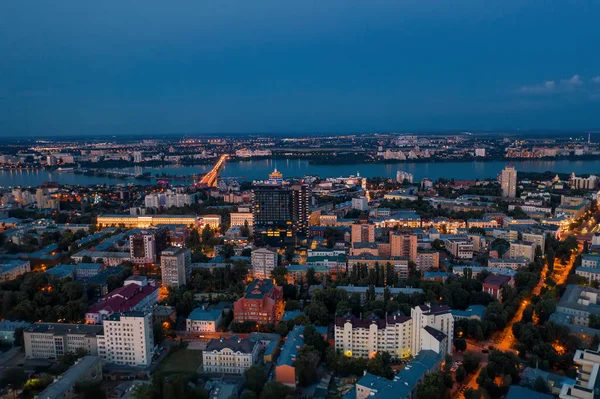 Widok z lotu nocnego miasta Woroneż po zachodzie słońca, Panorama gród — Zdjęcie stockowe