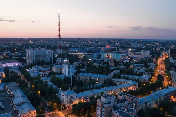 Letecký pohled na noční město Voronezh po západu slunce, Panorama panoráma — Stock fotografie