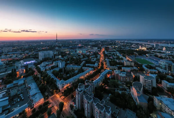 Night City Voronezh centro de la ciudad o el centro de panorama desde arriba con la intersección de carreteras iluminadas, el tráfico de coches, modernos edificios de negocios y residenciales, vista aérea — Foto de Stock