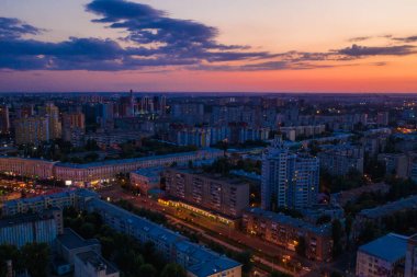 Gün batımından sonra gece Voronezh şehir merkezi, havadan panoramik görünüm