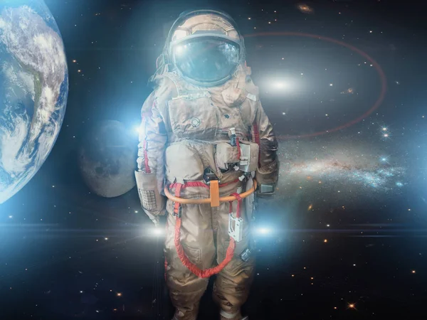 Astronauta o astronauta o cosmonauta sobre fondo espacial con luz azul y roja como ciencia ficción o fantástico explorar el fondo para el diseño. Elementos de esta imagen proporcionados por la Nasa — Foto de Stock
