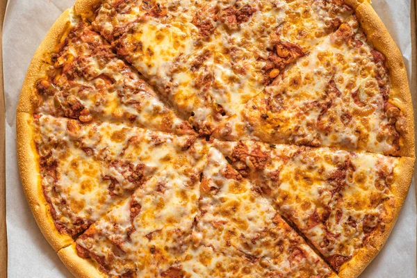 Geleneksel Italyan pizza, üst görünüm. Baharatlı yiyecekler, pizza arka planı — Stok fotoğraf